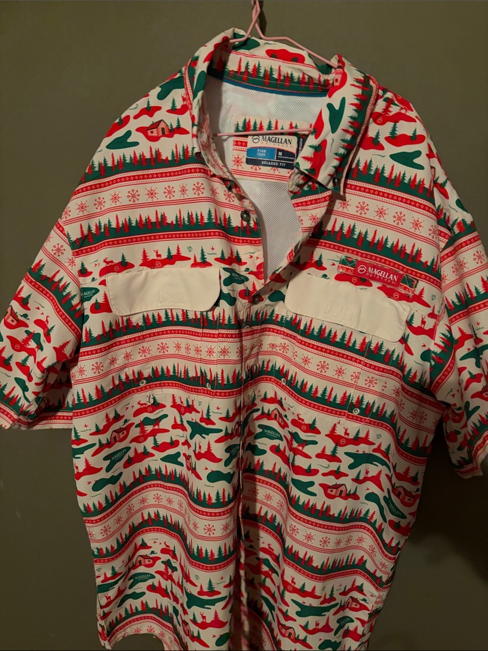 Magellan Outdoors Men’s Red & Green Holiday Print Short-Sleeve Shirt meduim